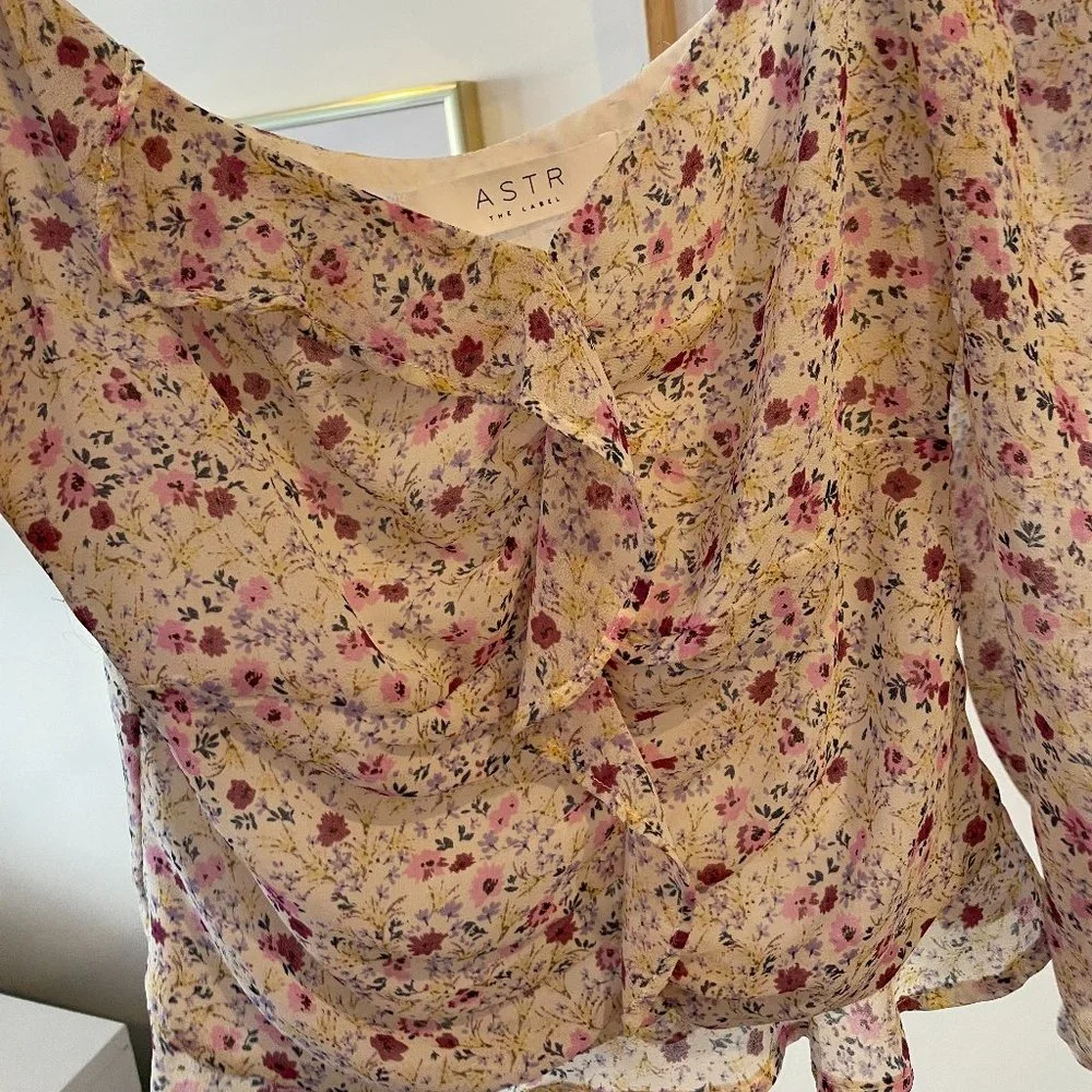 ASTR Floral Ruffle Blouse - Picture 7 of 10